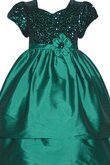 Plissiertes kurze Ärmeln Paillettenbesetztes A-Line Blumenmädchenkleid mit Blume