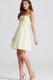 Robe de graduation courte en chiffon col en forme de cœur avec sans manches avec perle