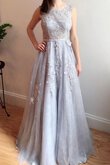Sweep train A-Linie Spitze Schaufel-Ausschnitt romantisches Brautjungfernkleid mit Applikation