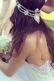 Abito da sposa a terra dolce con festone vintage all aperto coda a strascico corto