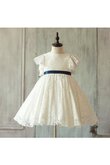 A-Line kurze Ärmeln knielanges Blumenmädchenkleid mit Gürtel mit Bordüre