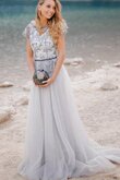 A-Line V-Ausschnitt Tüll kurze Ärmeln romantisches Brautjungfernkleid mit gekappten Ärmeln