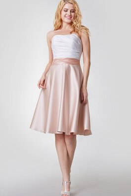 Ärmelloses gerüschtes A-Line mini schlichtes Brautjungfernkleid mit Plissierungen
