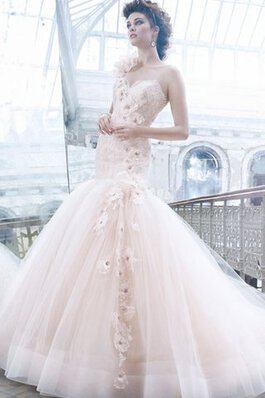 Robe de mariée charmeuse d'épaule asymétrique avec sans manches pendant avec fleurs