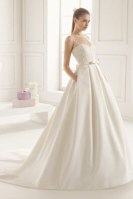 Robe de mariée moderne avec fleurs avec bouton textile taffetas avec gaze