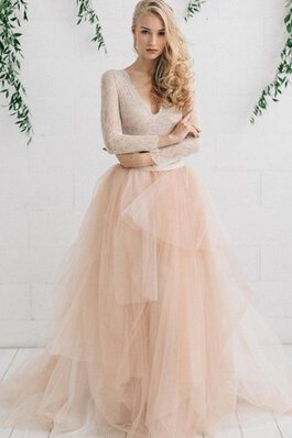 Robe de mariée romantique discrete de col en v en tulle avec gradins