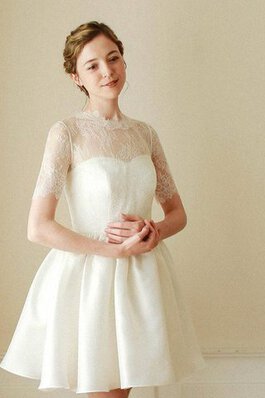 Robe de mariée courte naturel en satin avec décoration dentelle de col haut