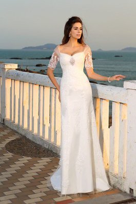 Robe de mariée longue avec manche courte gaine au bord de la mer en satin