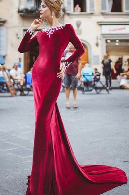 Gericht Schleppe plissiertes Perlenbesetztes Samt langärmeliges Hoher Kragen Ballkleid