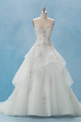 Robe de mariée sage col en forme de cœur avec gradins en chute brodé