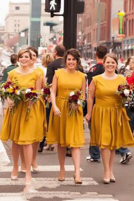 Boot-Ausschnitt legeres konservatives schlichtes Brautjungfernkleid mit Rüschen aus Chiffon