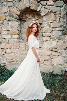 Robe de mariée romantique au bord de la mer avec manche courte de traîne courte ceinture