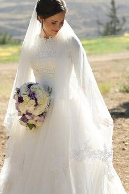 Robe de mariée romantique sage en tulle elevé decoration en fleur