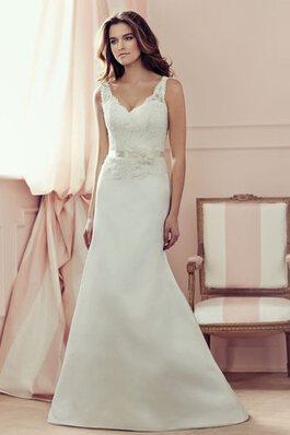 Robe de mariée simple derniere tendance discrete avec nœud de traîne courte