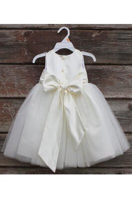 Robe de cortège enfant naturel avec fleurs en tulle longueru au niveau de sol ceinture