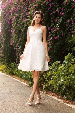 Robe de mariée courte distinguee mode decoration en fleur de longueur à genou