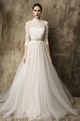 Robe de mariée derniere tendance vintage plissé decoration en fleur textile en tulle