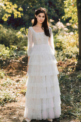 Abito da sposa in pizzo naturale tubino lungo bella all aperto