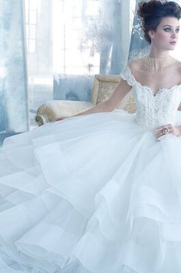 Robe de mariée manche nulle avec gradins d'epaule ajourée décolleté dans le dos en tulle