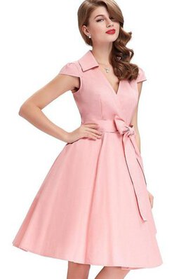 A-Line V-Ausschnitt normale Taille knielanges Brautjungfernkleid mit gekappten Ärmeln