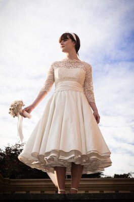 Robe de mariée discrete de col haut avec décoration dentelle en taffetas arrivée au mollet