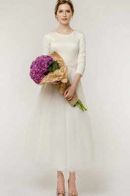 Robe de mariée nature avec perle au niveau de cou avec manche longue ceinture en étoffe