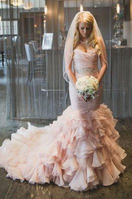 Robe de mariée dans l'eglise mignonne avec perle charmeuse solennelle