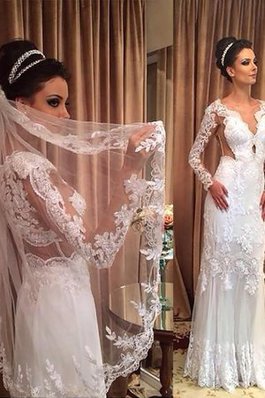 V-Ausschnitt Funkelnd Gesticktes Romantisches Brautkleid aus Tüll