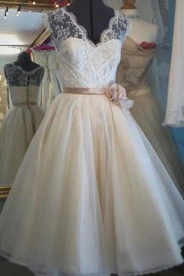 Robe de mariée mignonne en dentelle orné de nœud à boucle classique naturel