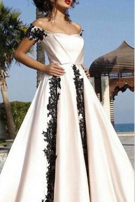 A Linie plissiertes gerüschtes Satin prächtiges Ballkleid mit Applike