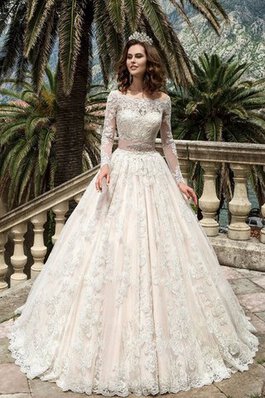 Robe de mariée intemporel avec manche longue avec perle decoration en fleur de traîne moyenne