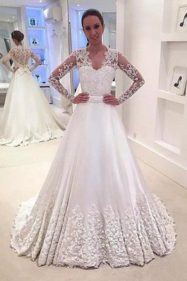 Sweep train Satin Normale Taille Vintage V-Ausschnitt Brautkleid