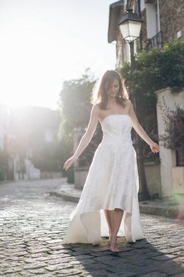 Robe de mariée nature d'epaule ajourée en satin de bustier avec perle