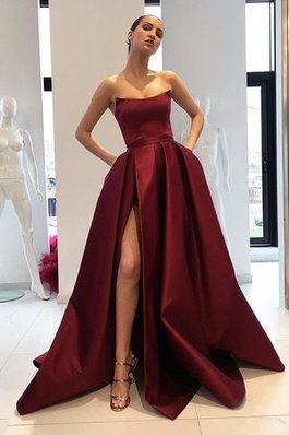 Auffällig Satin Trägerloser Ausschnitt Abendkleid mit Sweep Zug mit Rüschen