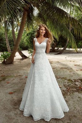 Robe de mariée boutonné en plage v encolure avec lacets ligne a