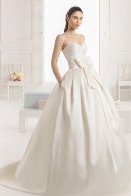 Robe de mariée moderne avec nœud de traîne courte de col en cœur en taffetas