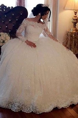 Gewinnend Perlenbesetztes Stilvolles Romantisches Brautkleid mit Stickerei