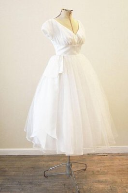 Plissiertes Reißverschluss A-Line wadenlanges Brautkleid aus Tüll mit gekappten Ärmeln