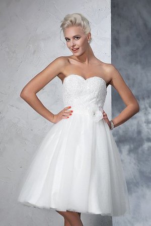 Robe de mariée simple courte de col en cœur avec sans manches avec fleurs - Photo 5