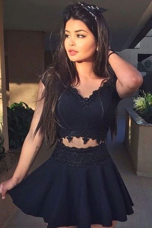 Zwei Stück Schlussverkauf Mini Jugendweihekleid mit V-Ausschnitt mit Bordüre - Bild 1