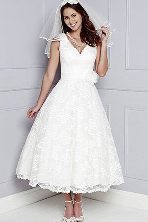 Ärmellos Spitze wadenlanges Brautkleid mit Bordüre mit Blume - Bild 1