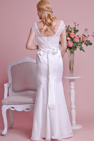 Halle Junoesque Bescheidenes Brautkleid mit Bordüre mit V-Ausschnitt - Bild 2