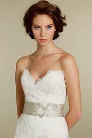Elastischer Satin Etui natürliche Taile glamouröses Brautkleid mit Bordüre mit Gürtel - Bild 3