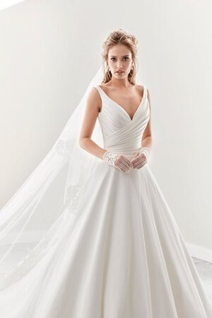 Robe de mariée romantique ligne a en satin de col en v ruché - Photo 3