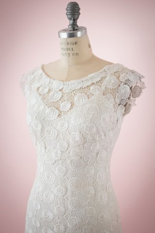 Robe de mariée simple plissé en dentelle de col bateau avec manche courte - Photo 2