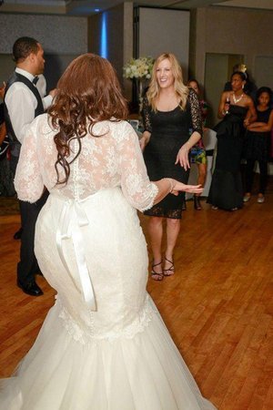 Robe de mariée en dentelle avec broderie angélique de traîne courte classique - Photo 2