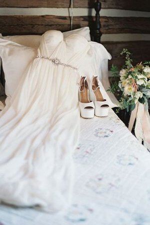 Strand Sweep train Perlenbesetztes legeres romantisches Brautkleid mit Gürtel - Bild 1