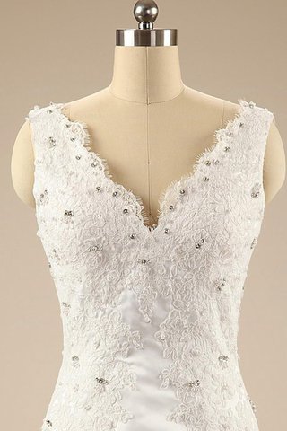 Robe de mariée avec perle décolleté dans le dos de sirène en satin de col en v - Photo 2
