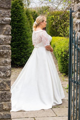 Perlenbesetztes normale Taille bodenlanges prächtiges Brautkleid mit Bordüre aus Satin - Bild 2