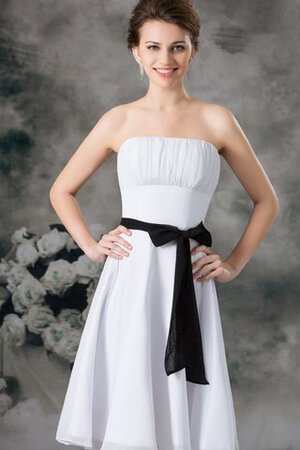 Gerüschtes trägerlos knielanges Brautjungfernkleid aus Chiffon mit Schleife - Bild 2